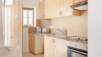 Fridge, oven, stovetop, coffee/tea maker