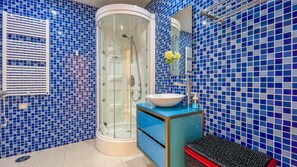 Douche, sèche-cheveux, serviettes fournies