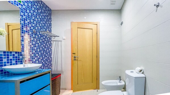 Shower, hair dryer, towels