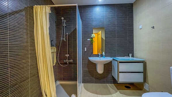 Douche, sèche-cheveux, serviettes fournies