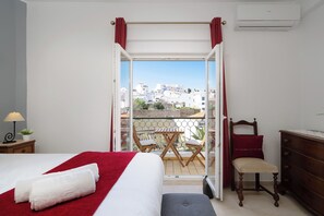 2 bedrooms, in-room safe, desk, iron/ironing board - (^ ‿ ^) Cozy & Bright, near the Beach, Marina, Historic Center and Supermarket (Lagos)