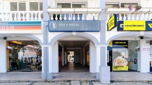 A building with a sign for 'Jose A. Viegas' and 'Unicambio' on the ground floor. - (^ ‿ ^) Cozy & Bright, near the Beach, Marina, Historic Center and Supermarket (Lagos)