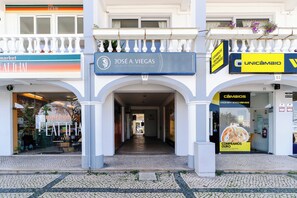 A building with a sign for 'Jose A. Viegas' and 'Unicambio' on the ground floor.