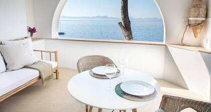 ALCUDIA-MALLORCA-FIRST LINE OF SEA