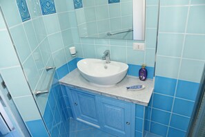 Hårføner, bidé, håndklær og såpe