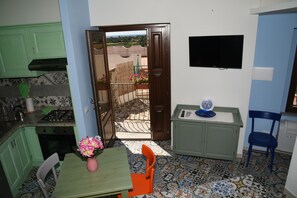 Kühlschrank, Ofen, Herdplatte, Wasserkocher mit Kaffee-/Teezubehör