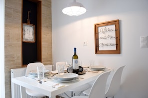 Deluxe Apartment (Cosmos) | In-room dining - Cosmos Deluxe Apt Must (Thessaloniki)