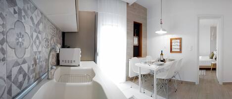 Refrigerador con freezer, microondas, horno, placa de cocina