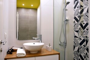 Departamento Deluxe (Cosmos) | Baño | Regadera, regadera tipo lluvia, secadora de cabello, pantuflas 