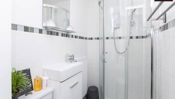 Apartamento tradicional, 1 quarto | Banheiro | Chuveiro, produtos de toalete grátis, secador de cabelo
