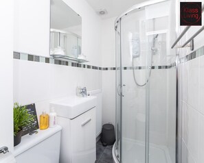 Traditional Apartment, 1 Bedroom | Bathroom | Shower, free toiletries, hair dryer, towels
