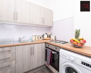 Full-sized fridge, microwave, oven, stovetop