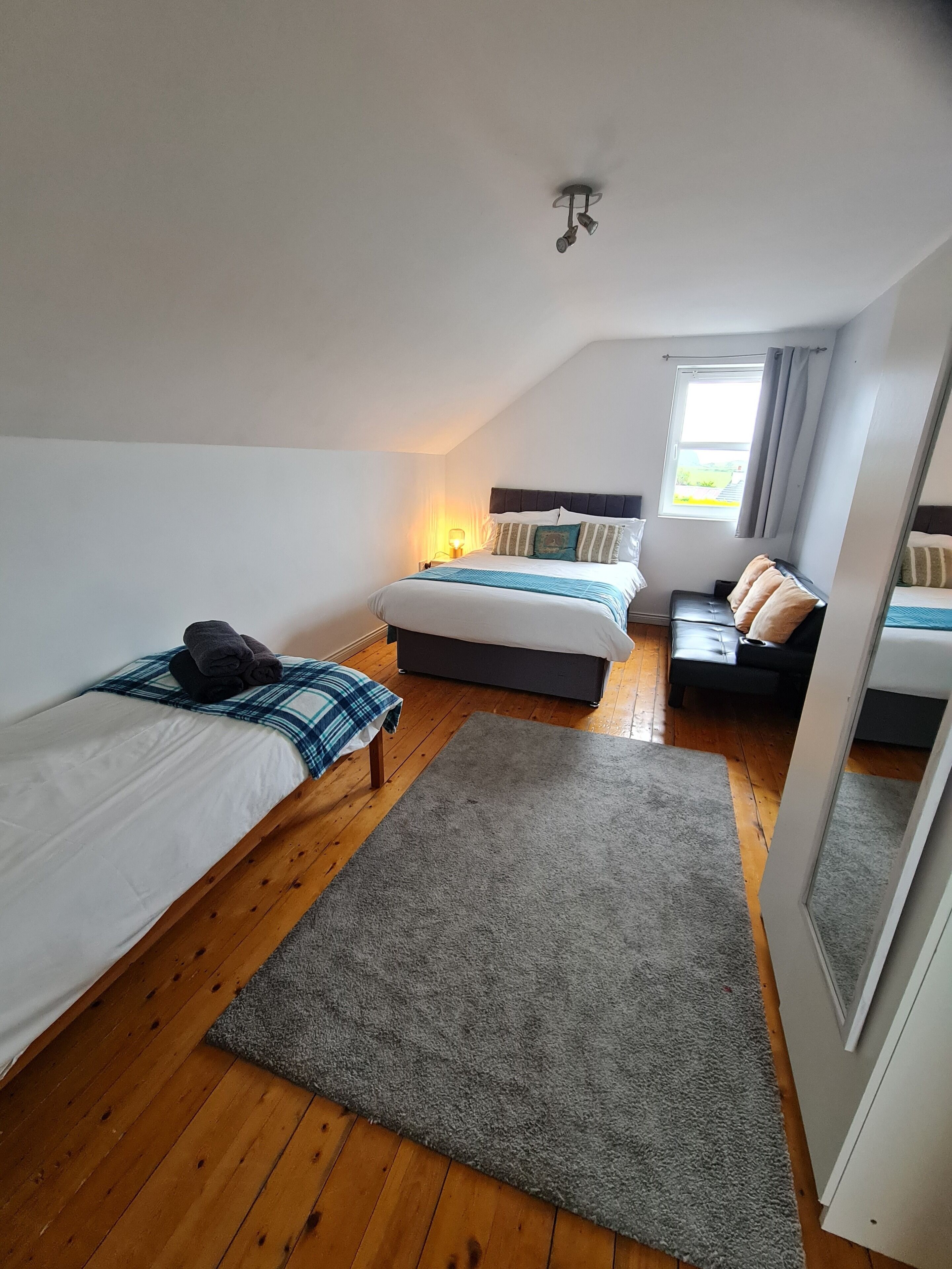 2 bedrooms, iron/ironing board, Internet, bed sheets