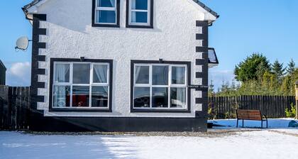 Moderni 2 makuuhuoneen mökki Ballycastlen maaseudulla, NI