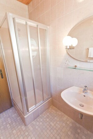 Apartment, 4 Bedrooms, Sea View | Bathroom | Shower, free toiletries, hair dryer, towels - Villa Raljevic (Omis)