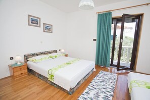 Apartemen, 4 kamar tidur, pemandangan laut | Setrika/meja setrika dan tempat tidur bayi gratis