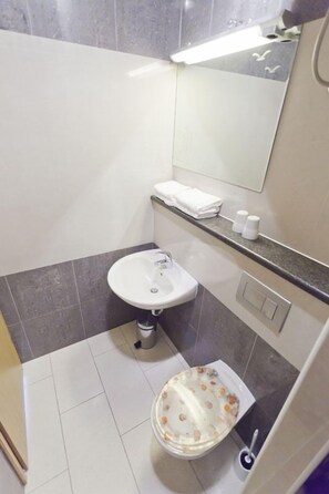 Apartment, 3 Bedrooms, Sea View | Bathroom | Shower, free toiletries, hair dryer, towels