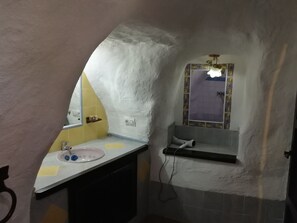 Dusche, umweltfreundliche Kosmetikartikel, Haartrockner, Handtücher