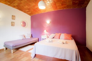4 bedrooms, WiFi, bed sheets - Catalan farmhouse with pool and an incredible natural environment, for groups of 7 or 13 (Bescanó)