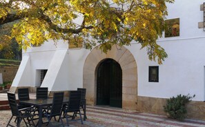 Outdoor dining - Catalan farmhouse with pool and an incredible natural environment, for groups of 7 or 13 (Bescanó)