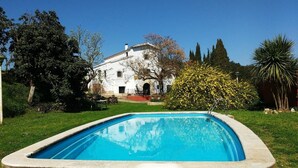 Une piscine avec un bâtiment blanc en arrière-plan.