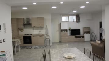 Kühlschrank, Ofen, Herdplatte, Kochgeschirr/Geschirr/Besteck