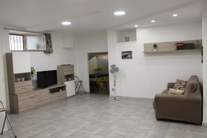 Smart-TV, DVD-Player, Tischfußball