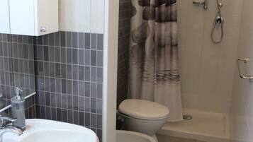 Dusche, Haartrockner, Bidet, Handtücher