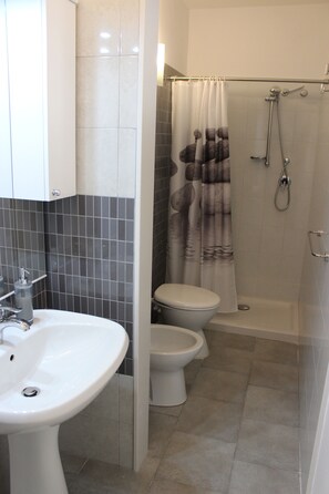 Dusche, Haartrockner, Bidet, Handtücher