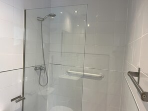 シャワー、ヘアドライヤー、タオル、トイレットペーパー