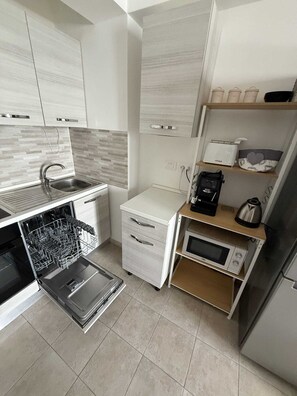 Réfrigérateur, four à micro-ondes, un four, surface de cuisson