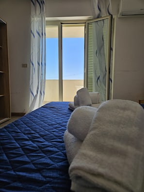 2 habitaciones, tabla de planchar con plancha y cuna de viaje