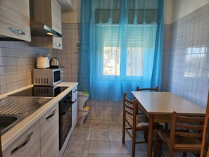 Kühlschrank, Mikrowelle, Ofen, Herdplatte