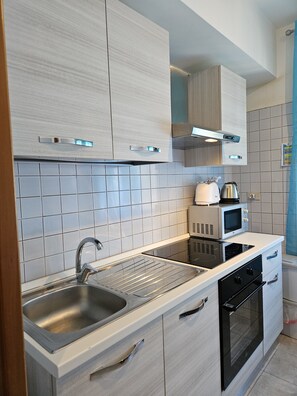 Refrigerador, microondas, horno, placa de cocina