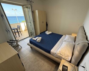 2 chambres, fer et planche à repasser, lit de bébé portatif