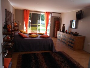 2 bedrooms, iron/ironing board, Internet, bed sheets