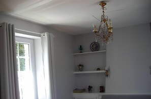 1 habitación, tabla de planchar con plancha, wifi y ropa de cama