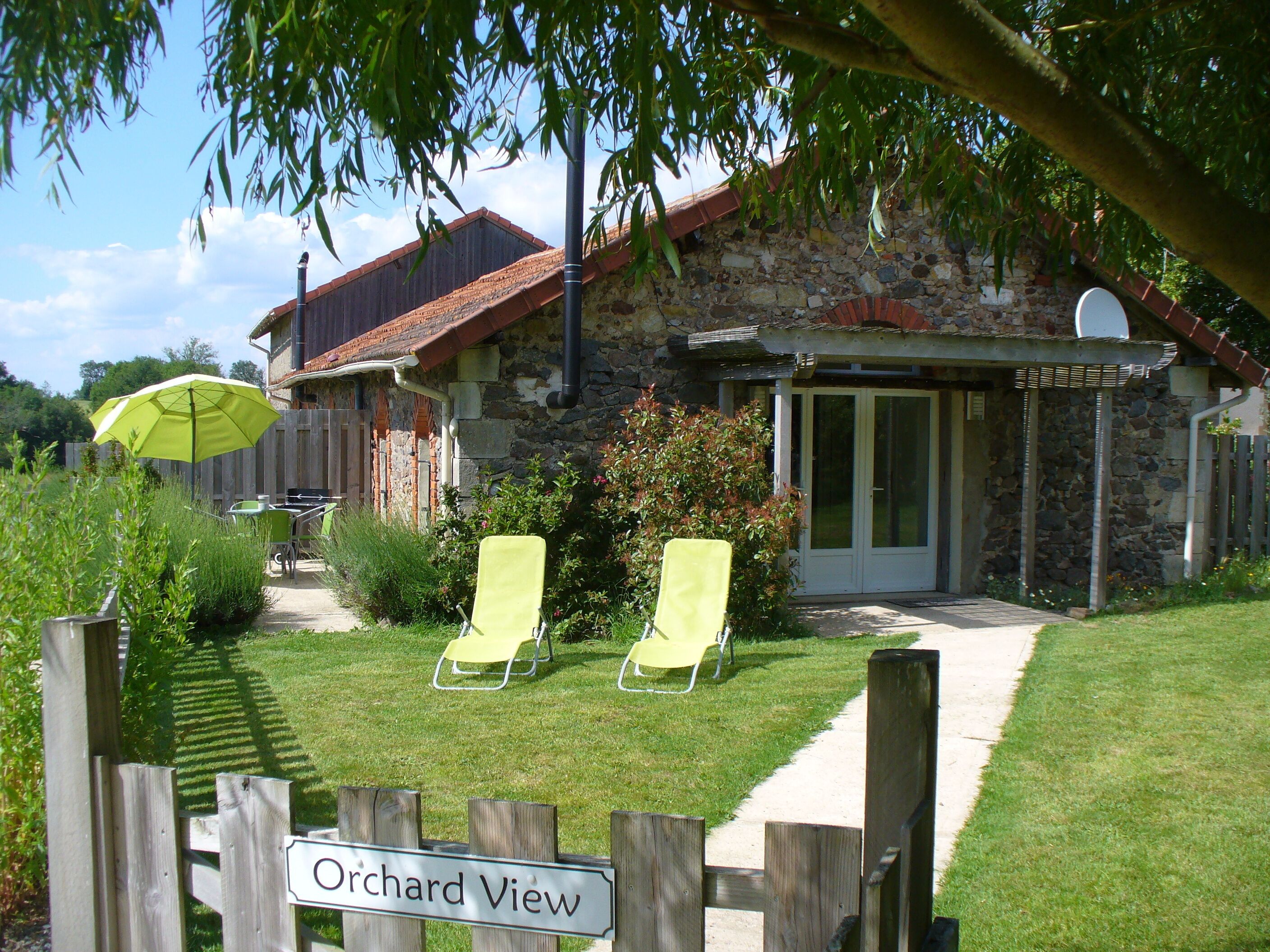 Wisdom Gites - Orchard View holiday cottage with pool, WiFi, garden and parking
