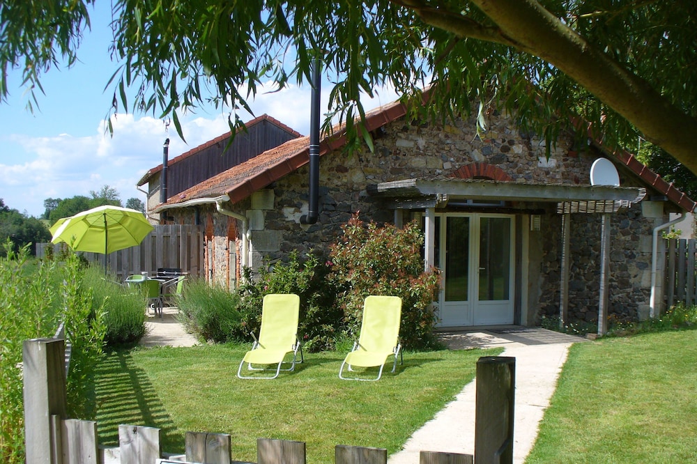 Wisdom Gites - Orchard View holiday cottage with pool, WiFi, garden and parking