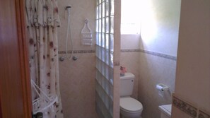 Doccia, asciugamani, shampoo, carta igienica