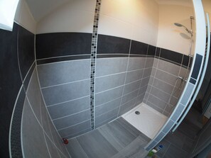 Tina con regadera, secadora de cabello, toallas 