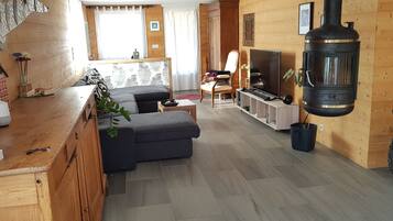 TV connectée, livres, espaces bureaux