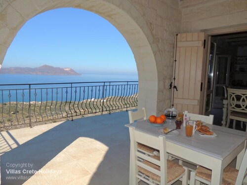 Villa Athina, Kokkino Horio, Hania. Viehättävä kivihuvila upealla merinäköalalla. 