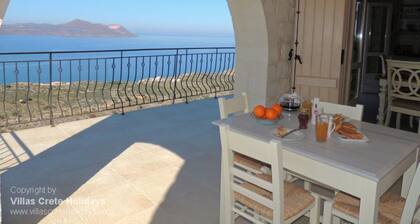 Villa Athina, Kokkino Horio, Hania. Viehättävä kivihuvila upealla merinäköalalla.