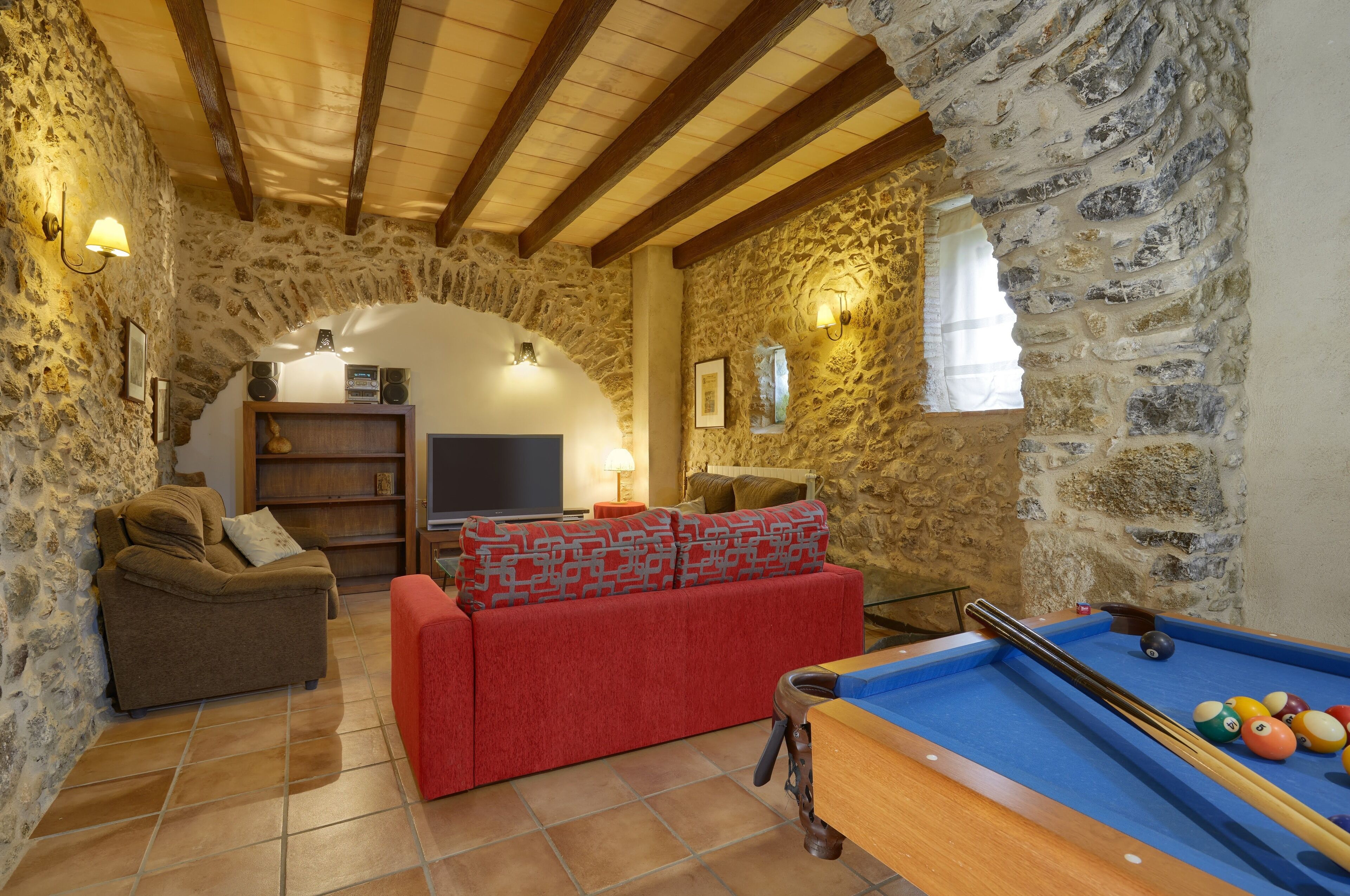 Télévision, cheminée, lecteur de DVD, livres