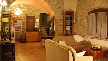 Tv, pejs, dvd-afspiller, bøger