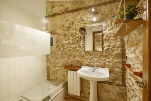 Tina, secadora de cabello, bidet, toallas 