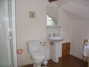 Een douche, een haardroger, handdoeken