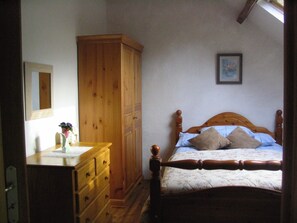 2 slaapkamers, een strijkplank/strijkijzer, gratis wifi, beddengoed