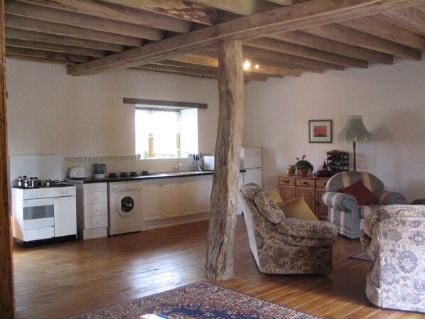 Een koelkast, een microgolfoven, een oven, een kookplaat